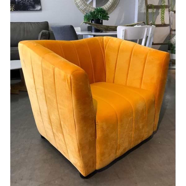 כורסא מעוצבת עם ריפוד בד קטיפה צהוב-כתום דגם דנה