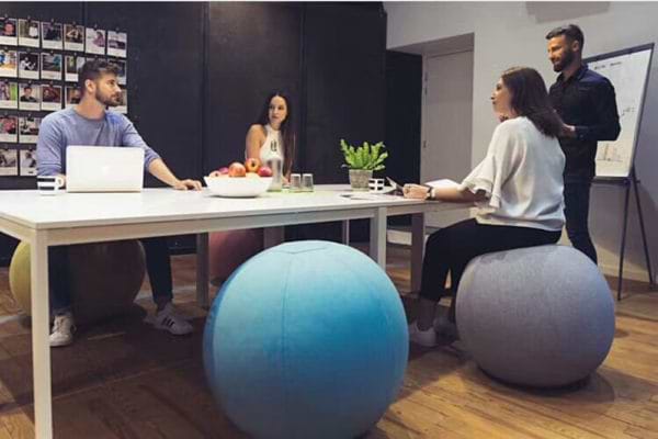 כדור ישיבה מדליק עם בד קטיפתי וידית נשיאה למגוון שימושים בבית או במשרד Sitting Ball