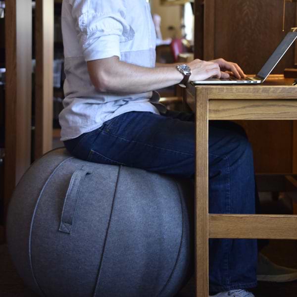 כדור ישיבה מדליק עם בד קטיפתי וידית נשיאה למגוון שימושים בבית או במשרד Sitting Ball