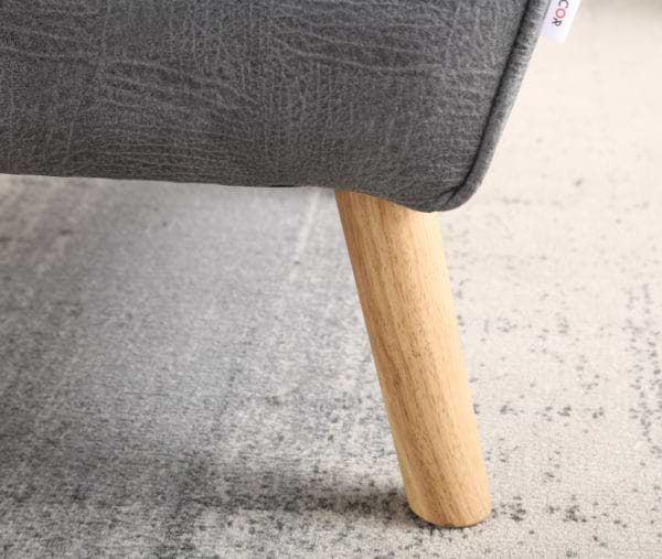 כורסא קלאסית מעוצבת מרופדת בד רחיץ עם רגלי עץ מלא דגם ורנה